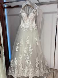 abito da sposa con velo e guanti