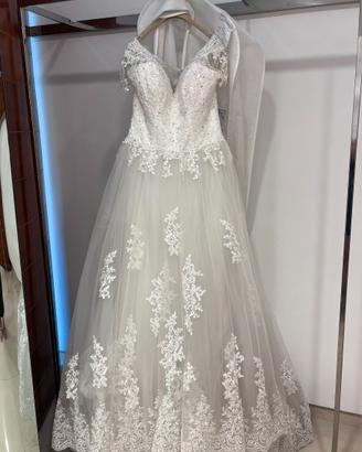abito da sposa con velo e guanti
