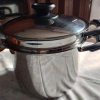 pentola con colapasta e coperchio