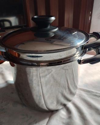 pentola con colapasta e coperchio