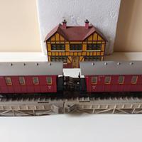 LOTTO 3 PEZZI (2 carrozze nuove + edificio usato)