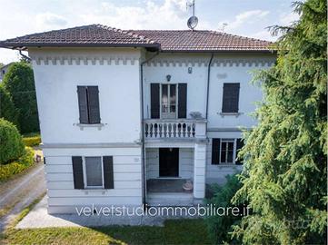 Villa di 240 m² con più di 5 locali e box auto a C