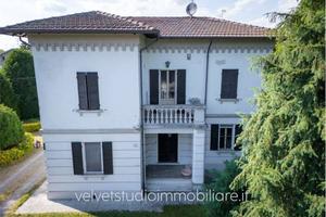 Villa di 240 m² con più di 5 locali e box auto a C
