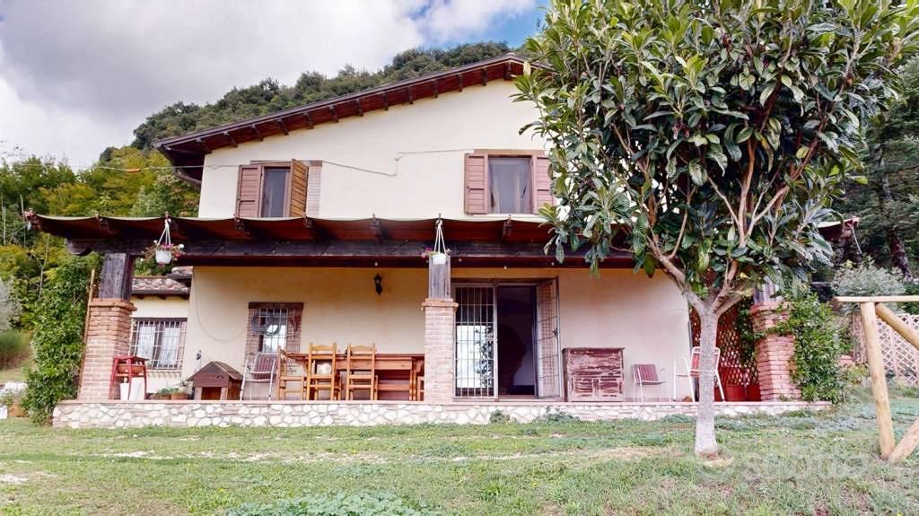 Rustico / Casale di 220 m² con più di 5 locali a G - Vista 2