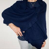 Scialle blu con volant ondulati