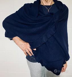 Scialle blu con volant ondulati