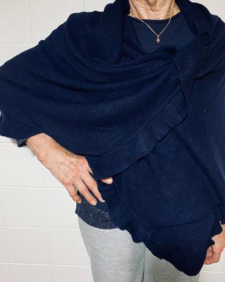 Scialle blu con volant ondulati