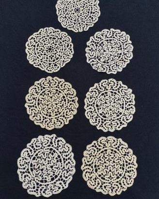 Set di 7 pizzi al tombolo fatti a mano dia. 20 cm.