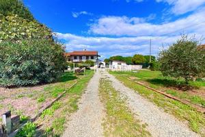 VILLA UNIFAMILIARE CON GIARDINO PRIVATO A SAN MAUR