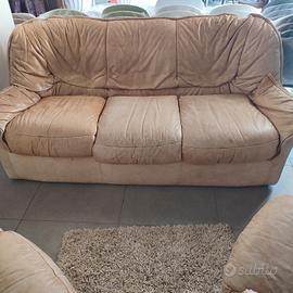 divano e 2 poltrone in pelle beige