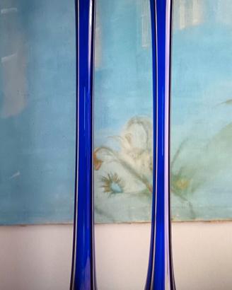 2 grandi vasi a calla in vetro blu