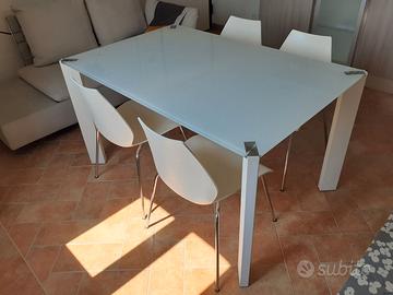 Tavolo cristallo 140 cm e 4 sedie Kartell