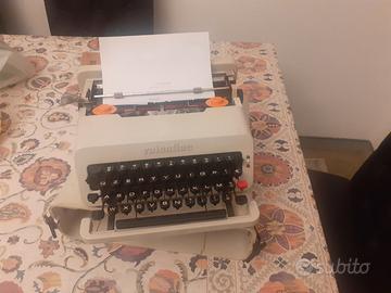 Macchina per scrivere Olivetti Valentine