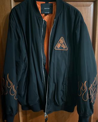 Bomber bershka nero con ricami fiamma e patch