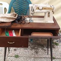 “Macchina da cucire vintage Singer 411M con mobile