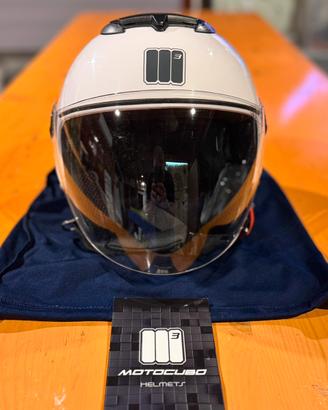 Casco jet marca Motocubo