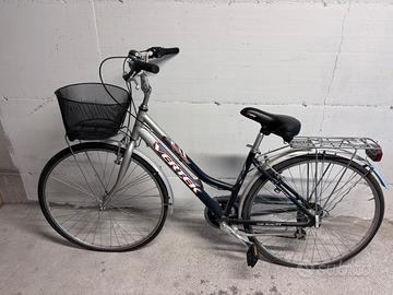 city bike con cestino e portapacchi