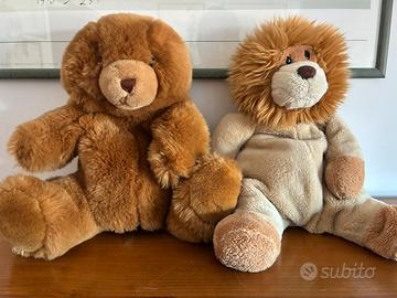 Orsetto e leoncino di peluche