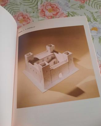 Libro con modelli di edifici storici da costruire