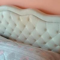 Letto matrimoniale con struttura rivestita.