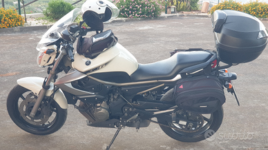 Moto accessoriata Yamaha XJ6 2010