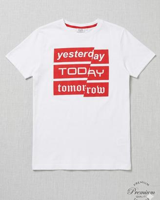 T-shirt OVS bianca con stampa grafica rossa 