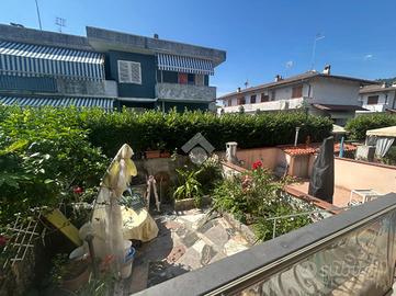 VILLA A SCHIERA A CARRARA