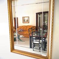 Specchio con cornice in legno