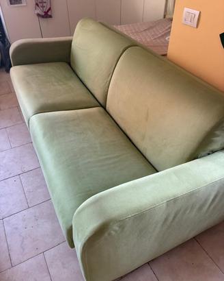 Divano letto artigianale fatto a mano.