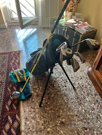 Sacca da golf con mazze e accessori