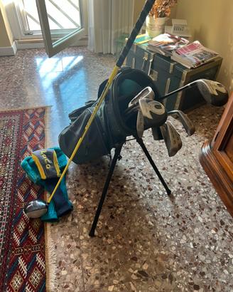 Sacca da golf con mazze e accessori