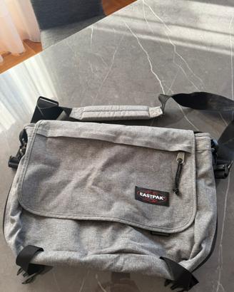 Eastpack tracolla