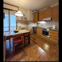 Cucina in legno con piano in granito