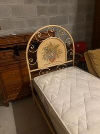 n.2 letti in ferro dipinti