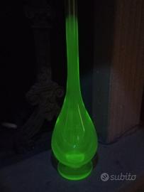 Vaso in vetro all' uranio