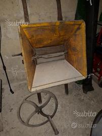 Macchina antica in legno per macinare uva