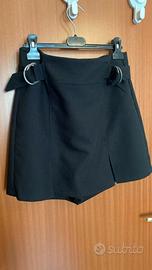 Gonna-pantalone Bershka nera con anelli (L)