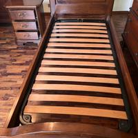 Letto singolo in legno con comodino