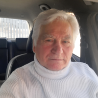 Macellaio esperto disosso. pollame e banchista