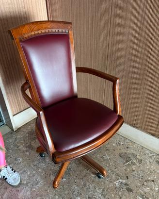 Poltrona in pelle con rotelle condizioni ottime
