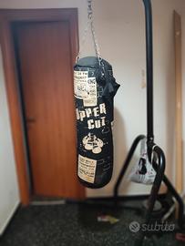 sacco da boxe con struttura e guantoni