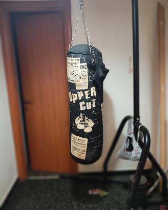 sacco da boxe con struttura e guantoni