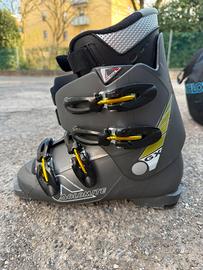 Scarponi da sci con custodia.