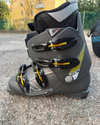 Scarponi da sci con custodia.