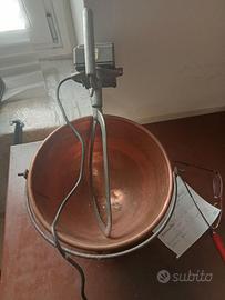 Paiolo con mescolatore elettrico per polenta