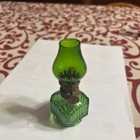 Antica mini lampada a petrolio in vetro verde/vint