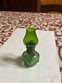 Antica mini lampada a petrolio in vetro verde/vint
