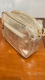 Borsa color oro con tracolla