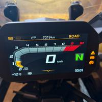 GS F 750 triple black