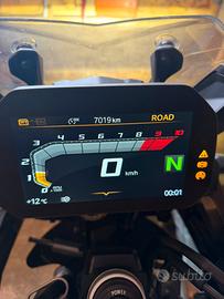 GS F 750 triple black